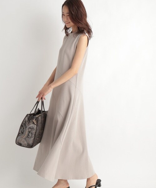 Andemiu（アンデミュウ）の「キリカエノースリーブカットワンピース（ワンピース/ドレス・ブラック/ベージュ）」の13枚目の写真