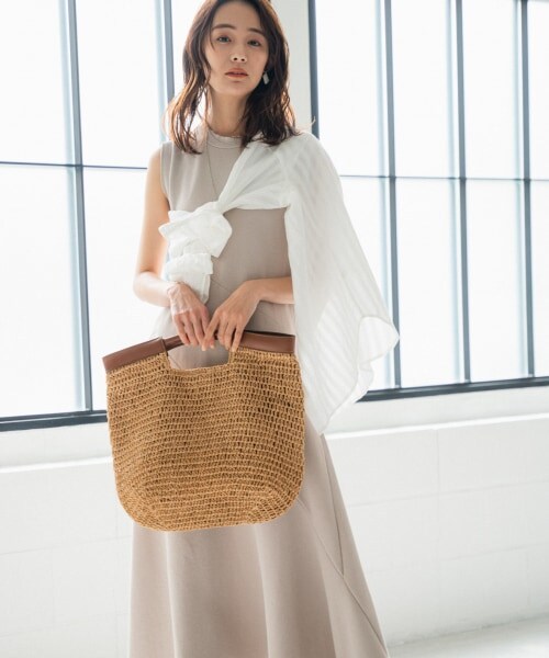 Andemiu（アンデミュウ）の「キリカエノースリーブカットワンピース（ワンピース/ドレス・ブラック/ベージュ）」の2枚目の写真