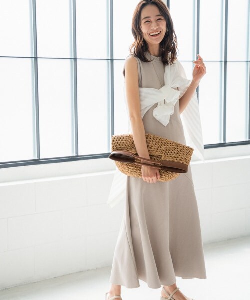 Andemiu（アンデミュウ）の「キリカエノースリーブカットワンピース（ワンピース/ドレス・ブラック/ベージュ）」の7枚目の写真
