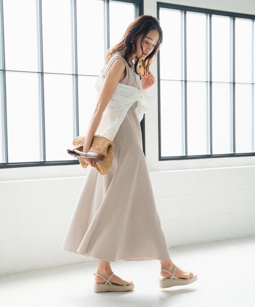 Andemiu（アンデミュウ）の「キリカエノースリーブカットワンピース（ワンピース/ドレス・ブラック/ベージュ）」の6枚目の写真