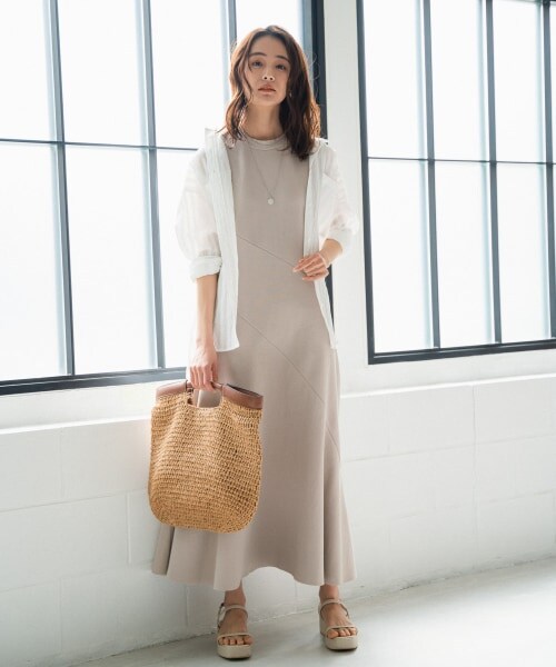 Andemiu（アンデミュウ）の「キリカエノースリーブカットワンピース（ワンピース/ドレス・ブラック/ベージュ）」の4枚目の写真