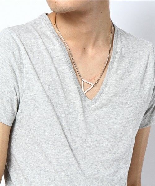 JOHN LAWRENCE SULLIVAN(ジョンローレンスサリバン)の「JOHN LAWRENCE SULLIVAN triangle necklace(ネックレス・メンズ・ブラック/シルバー/ゴールド・FREE)」の4枚目の写真