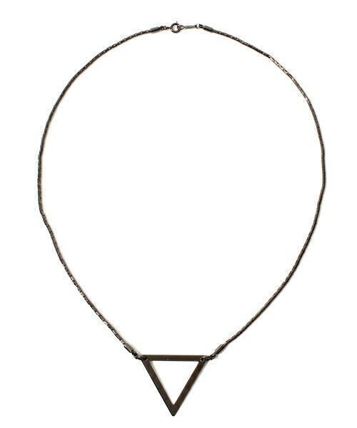 JOHN LAWRENCE SULLIVAN(ジョンローレンスサリバン)の「JOHN LAWRENCE SULLIVAN triangle necklace(ネックレス・メンズ・ブラック/シルバー/ゴールド・FREE)」の2枚目の写真