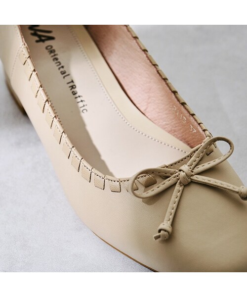 ORiental TRaffic（オリエンタルトラフィック）の「【WEB先行予約】4月下旬発売予定★スクエアトゥステッチリボンパンプス（シューズ・レディース・ベージュ/ブラック/ブラウン）」の13枚目の写真
