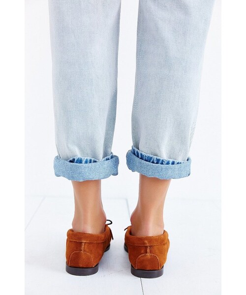 Minnetonka（ミネトンカ）の「Minnetonka Thunderbird Boat-Sole Suede Moccasin（シューズ・レディース・BROWN・8/10/5/6/7/9）」の2枚目の写真