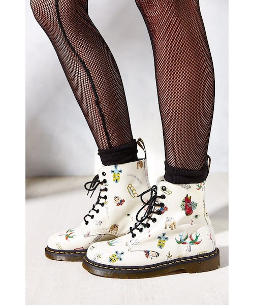 Dr. Martens（ドクターマーチン）の「Dr. Martens Tattoo 8-Eye Boot（ブーツ・レディース・BLACK/IVORY・8/10/7/9/6）」の2枚目の写真