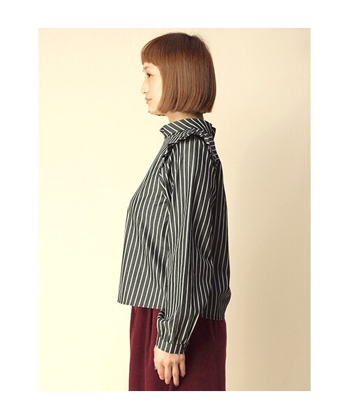 w closet（ダブルクローゼット）の「先染めストライプ柄肩フリルプルオーバー（トップス・レディース・ボルドー/ブラック・FREE）」の4枚目の写真
