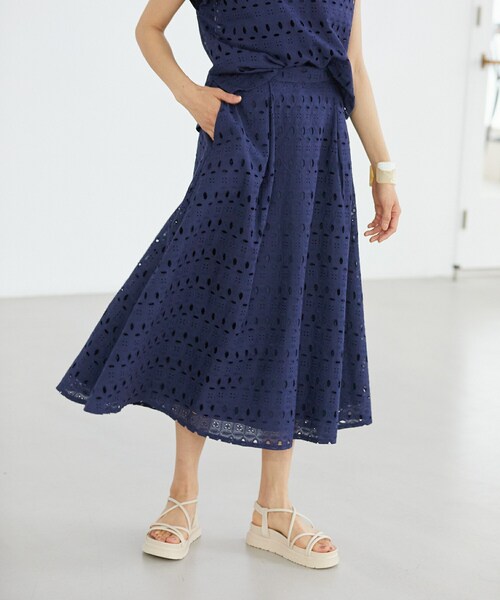 Rewde（ルゥデ）の「刺繍レースフレアスカート（1R10-04206）（スカート・レディース・ホワイト/ブルー・S/M/L）」の2枚目の写真