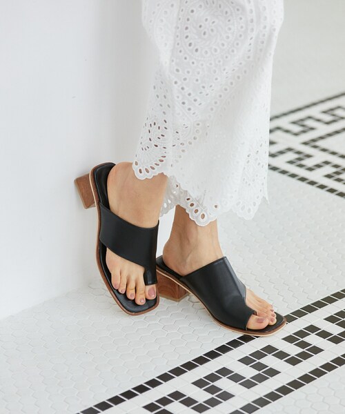 Rewde（ルゥデ）の「ブロックヒールトングミュール（1R18-SA1101）（サンダル・レディース・ブラウン/ブラック/ホワイト・S/M/L）」の3枚目の写真