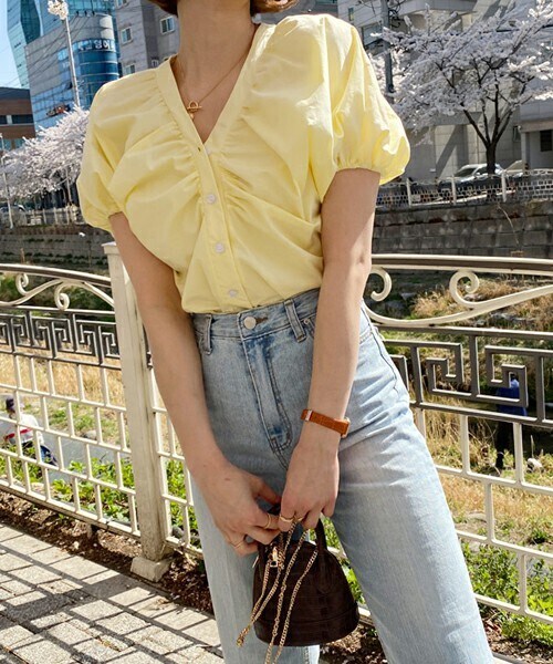 DHOLIC（ディーホリック）の「Vネックパフボタンブラウス（シャツ/ブラウス・レディース・ホワイト/イエロー/パープル・ONESIZE）」の3枚目の写真