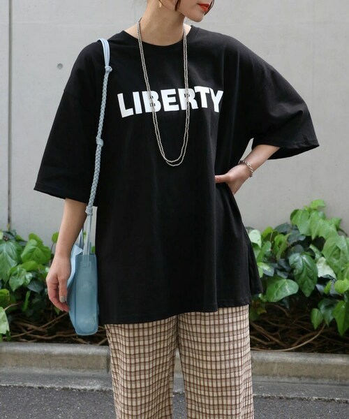 Sheson（シーズン）の「’LBERTY’ロゴビッグTee（Tシャツ/カットソー・レディース・アイボリー/ブラック・FREE）」の2枚目の写真
