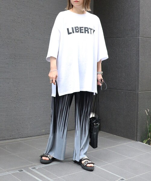 Sheson（シーズン）の「’LBERTY’ロゴビッグTee（Tシャツ/カットソー・レディース・アイボリー/ブラック・FREE）」の3枚目の写真