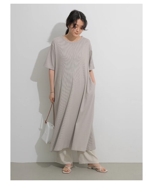 AMERICAN HOLIC（アメリカンホリック）の「テレコクルーネックカットワンピース（ワンピース/ドレス・チャコールグレー/グレーベージュ/ブラウン/イエロー・M/L）」の4枚目の写真