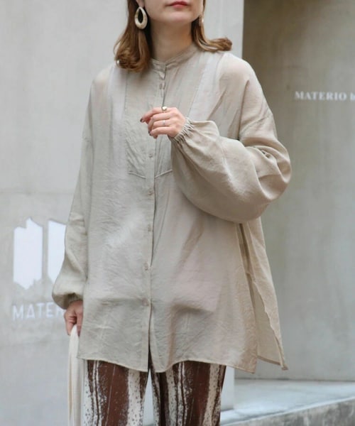 Sheson（シーズン）の「バンドカラーボリューム袖シアーシャツ（シャツ/ブラウス・レディース・アイボリー/サンドベージュ/パープルグレー・FREE）」の2枚目の写真