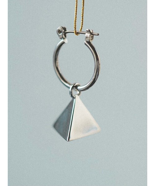 YohKi（ヨウキ）の「Triangular pyramid pierce（ピアス（片耳用）・レディース・シルバー・FREE）」の2枚目の写真