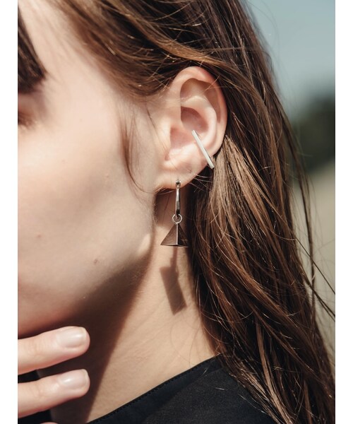 YohKi（ヨウキ）の「Triangle ear cuff（イヤーカフ・レディース・シルバー・FREE）」の4枚目の写真