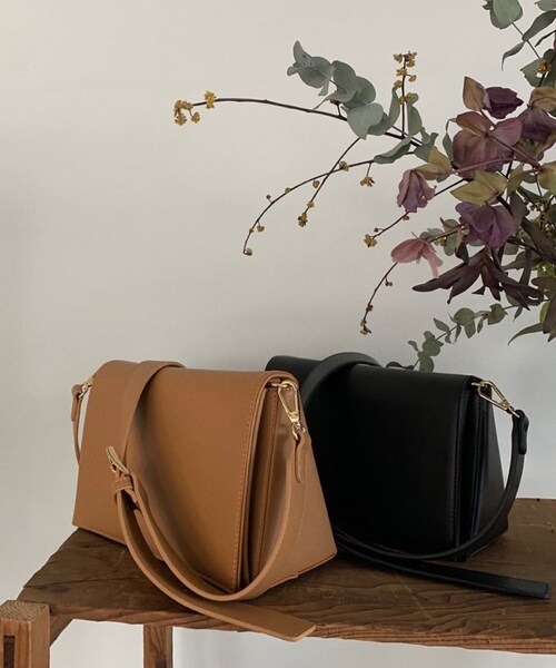 CLANE(クラネ)の「トライアングルバッグ 10116-8622(バッグ・レディース・BLACK/CAMEL・F)」の2枚目の写真