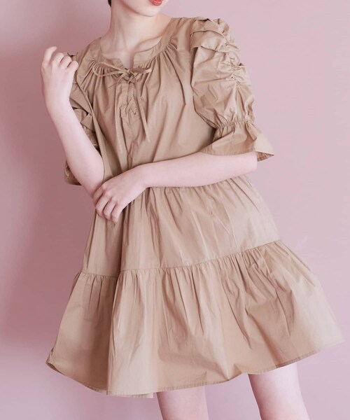 OLIVE des OLIVE(オリーブデオリーブ)の「レースアップティアードチュニック(シャツ/ブラウス・レディース・ホワイト/ベージュ/ライトブラウン・FREE)」の1枚目の写真