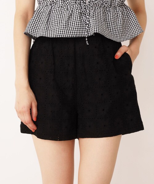 one after another NICE CLAUP(ワンアフターアナザーナイスクラップ)の「カットワークレースショートパンツ(その他パンツ・レディース・オフホワイト/ブラウン/ブラック・0)」の3枚目の写真