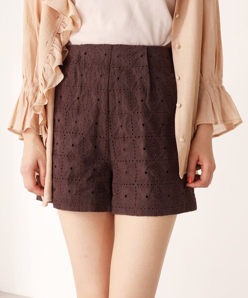 one after another NICE CLAUP(ワンアフターアナザーナイスクラップ)の「カットワークレースショートパンツ(その他パンツ・レディース・オフホワイト/ブラウン/ブラック・0)」の1枚目の写真