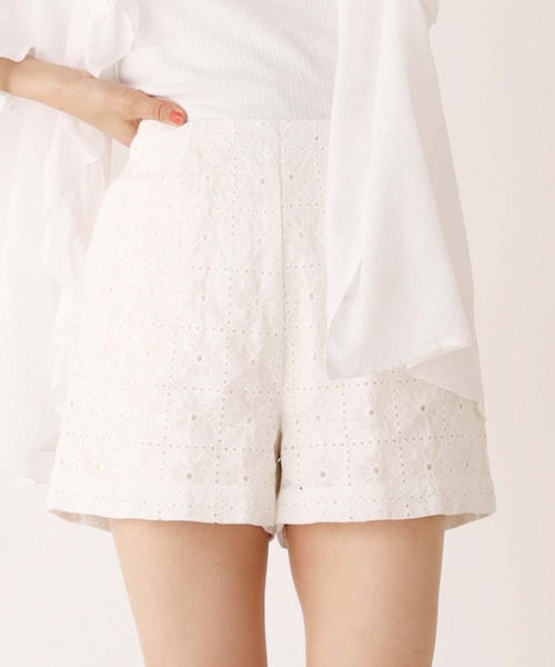 one after another NICE CLAUP(ワンアフターアナザーナイスクラップ)の「カットワークレースショートパンツ(その他パンツ・レディース・オフホワイト/ブラウン/ブラック・0)」の2枚目の写真