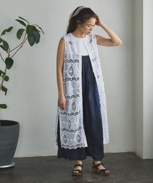 PUAL CE CIN（ピュアルセシン）の「スカラップ刺繍ノースリーブ前開きワンピース（ワンピース・レディース・ホワイト/ブラック・FREE）」の2枚目の写真