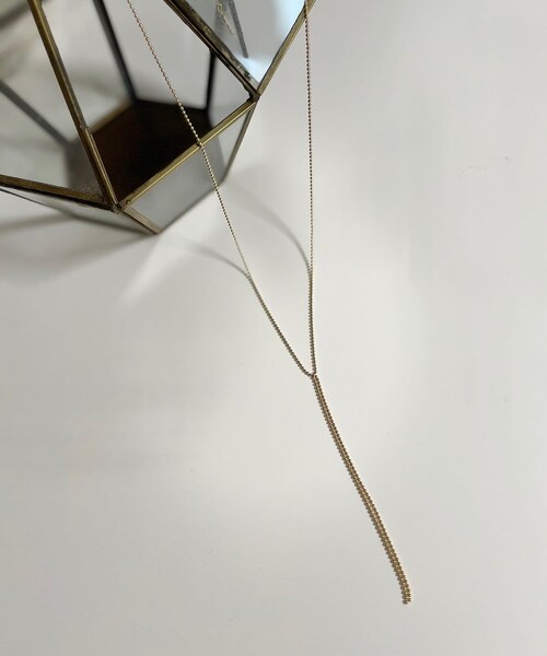 RIVE DROITE（リヴドロワ）の「【繊細な揺れ感が魅力】ミニボールY字ネックレス（ネックレス・レディース・ゴールド/シルバー・F）」の2枚目の写真