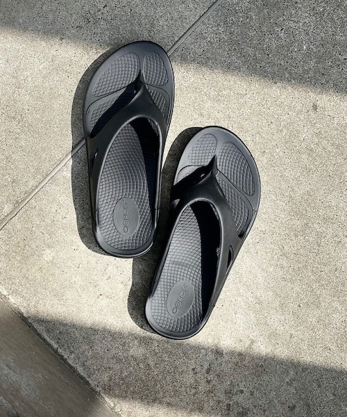 RIVE DROITE(リヴドロワ)の「【OOFOS(ウーフォス)】ウーオリジナルサンダル(サンダル・レディース・ダークグリーン/モカ/トープ/ブラック・24/23)」の1枚目の写真