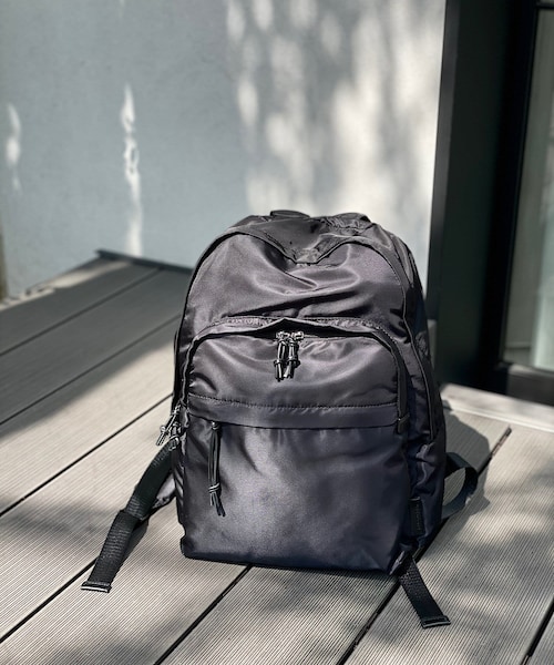 RIVE DROITE（リヴドロワ）の「《予約》【PCが入るポケット付き！】ライトデイパック（バックパック/リュック・レディース・ダークグレー/ブラック・F）」の2枚目の写真