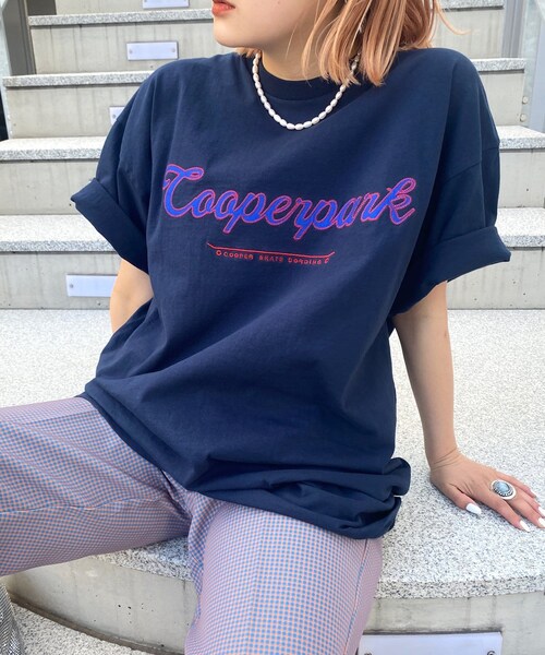 WHO'S WHO gallery（フーズフーギャラリー）の「COOPERPARK ワッペン刺繍TEE（Tシャツ/カットソー・レディース・ホワイト/ライトグレー/イエロー/レッド/グリーン/ネイビー/ブラック・F）」の4枚目の写真