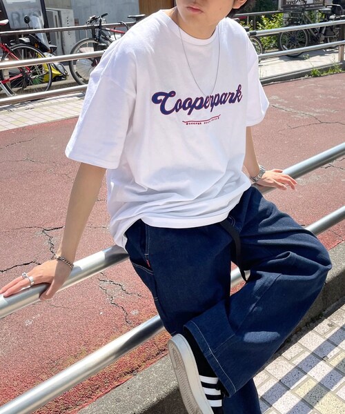 WHO'S WHO gallery（フーズフーギャラリー）の「COOPERPARK ワッペン刺繍TEE（Tシャツ/カットソー・レディース・ホワイト/ライトグレー/イエロー/レッド/グリーン/ネイビー/ブラック・F）」の2枚目の写真