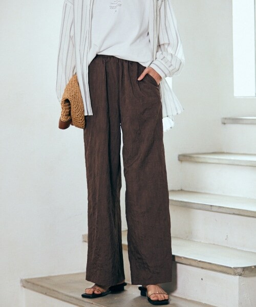 Andemiu（アンデミュウ）の「プリーツパンツ（パンツ・ブラック/オレンジ(WEB限定)/ブラウン/グリーン(WEB限定)/カーキ）」の3枚目の写真