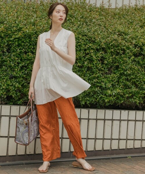 Andemiu（アンデミュウ）の「プリーツパンツ（パンツ・ブラック/オレンジ(WEB限定)/ブラウン/グリーン(WEB限定)/カーキ）」の8枚目の写真