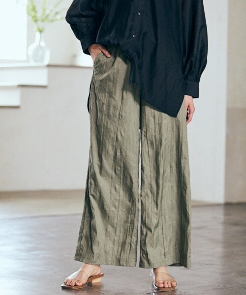 Andemiu（アンデミュウ）の「プリーツパンツ（パンツ・ブラック/オレンジ(WEB限定)/ブラウン/グリーン(WEB限定)/カーキ）」の5枚目の写真