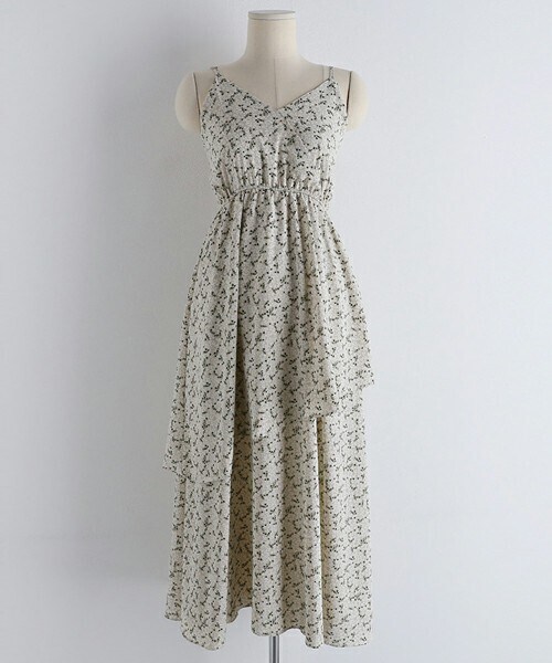 DHOLIC(ディーホリック)の「ティアード花柄キャミワンピース(ワンピース・レディース・グリーン/ブラック/ベージュ・ONESIZE)」の3枚目の写真