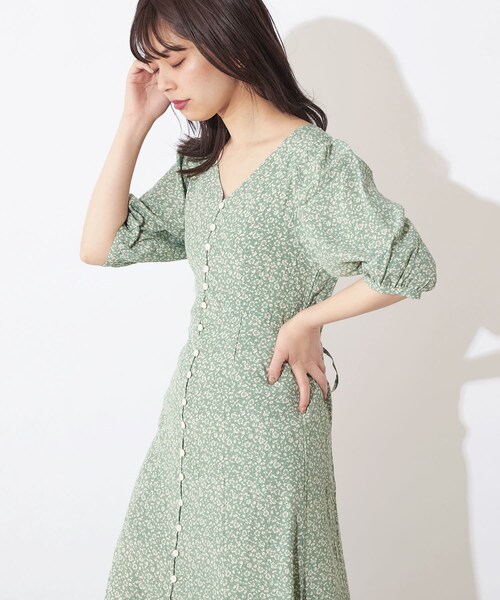 natural couture（ナチュラルクチュール）の「レトロ小花柄パフワンピース（ワンピース・レディース・グリーン/ピンク/ブラック・FREE）」の2枚目の写真