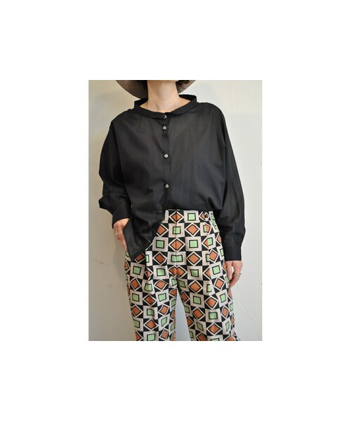 Thomas magpie（トーマスマグパイ）の「オープンカラーブラウス（シャツ/ブラウス・レディース・ベージュ/ブルー/ブラック・one）」の2枚目の写真