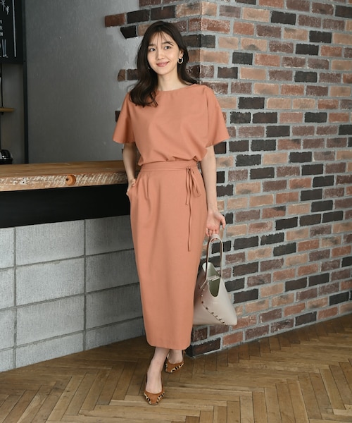 Rewde(ルゥデ)の「【スタイリストコラボ商品】 リネンライクタイトスカート(1R10-05212)(スカート・レディース・グリーン/ブルー/オレンジ/ベージュ・M)」の4枚目の写真