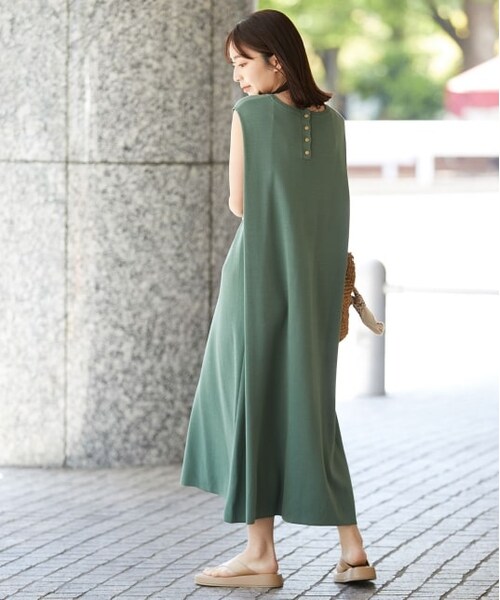 VIS（ビス）の「バックメタル釦肩タックAラインニットワンピース（ワンピース/ドレス・レディース・オレンジ/ダークグリーン/ブラウン/スミクロ・F）」の3枚目の写真