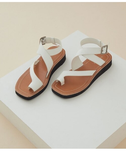 ADAM ET ROPE'(アダムエロペ)の「アシンメトングベルテッドサンダル(シューズ・レディース・ホワイト/ブラック・23.0/24.5/24.0/23.5)」の1枚目の写真