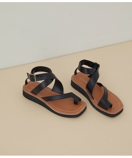 ADAM ET ROPE'(アダムエロペ)の「アシンメトングベルテッドサンダル(シューズ・レディース・ホワイト/ブラック・23.0/24.5/24.0/23.5)」の2枚目の写真