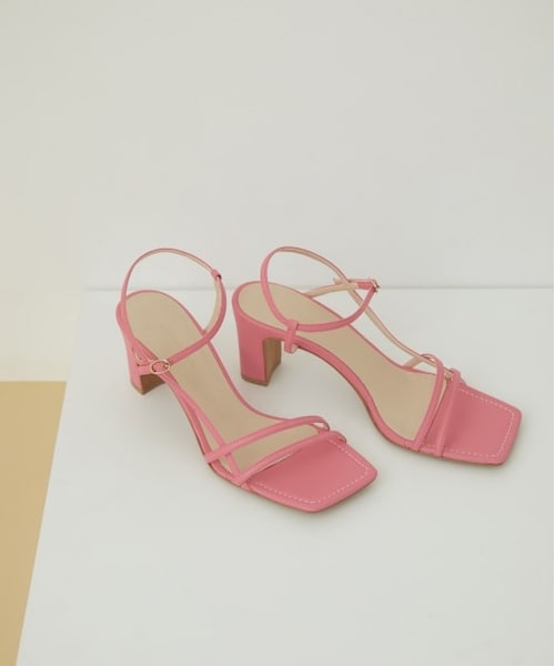 ADAM ET ROPE'(アダムエロペ)の「アシメラインストラップサンダル(シューズ・レディース・キャメル/ピンク/オフホワイト・24.5/23.5/23.0/24.0/22.5)」の3枚目の写真