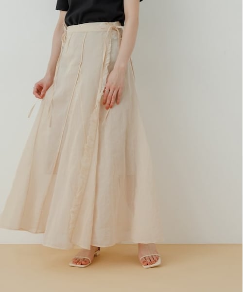 ADAM ET ROPE'(アダムエロペ)の「ラッフルエプロンスカート(スカート・レディース・クリーム・F)」の1枚目の写真