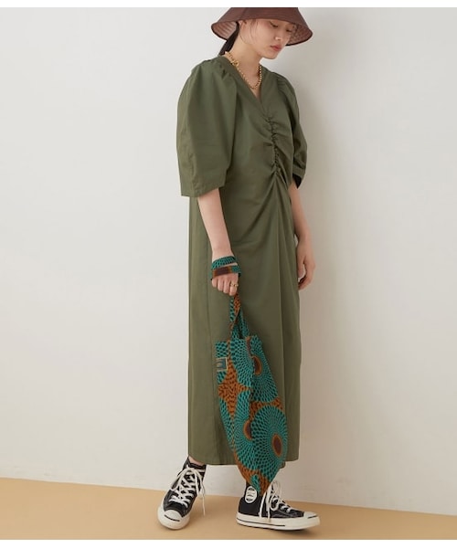 ADAM ET ROPE'（アダムエロペ）の「ボリュームスリーブワンピース（ワンピース/ドレス・レディース・カーキ/ベージュ・38/36）」の2枚目の写真