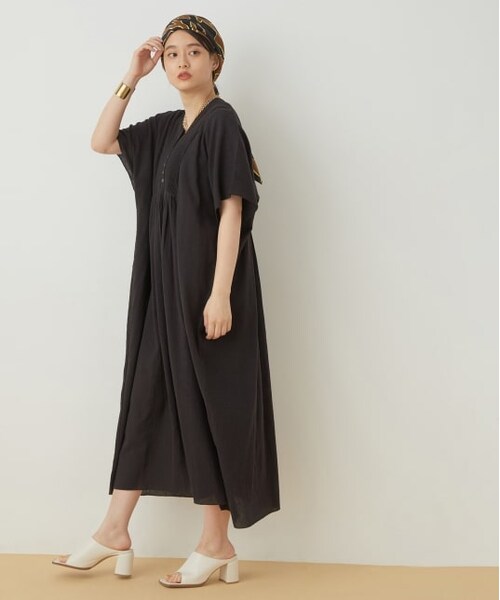 ADAM ET ROPE'(アダムエロペ)の「【WEB限定】コードピンタックカフタンワンピース(ワンピース/ドレス・レディース・ブラック/ホワイト・F)」の1枚目の写真