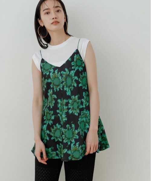 ADAM ET ROPE'(アダムエロペ)の「【セットアップ対応】サテンプリントキャミソール(トップス・レディース・グリーン系/ピンク系・F)」の1枚目の写真