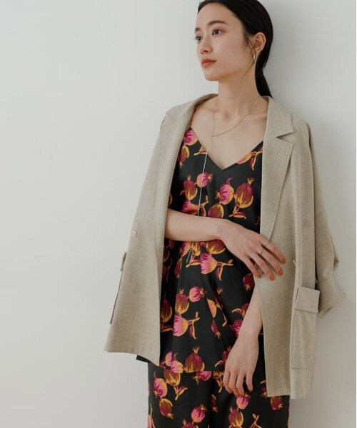 ADAM ET ROPE'(アダムエロペ)の「【セットアップ対応】サテンプリントキャミソール(トップス・レディース・グリーン系/ピンク系・F)」の2枚目の写真