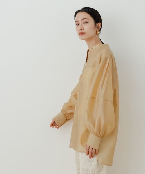 ADAM ET ROPE'（アダムエロペ）の「フォルムスリーブシアーシャツ（トップス・レディース・イエロー系/ブラック/ピンク・F）」の2枚目の写真