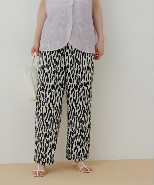 ADAM ET ROPE'（アダムエロペ）の「【WEB限定】プリントイージーパンツ（パンツ・レディース・ブラック系/キナリ系・F）」の2枚目の写真