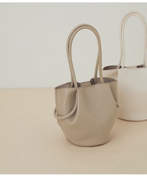 ADAM ET ROPE'(アダムエロペ)の「【WEB限定】ラウンド巾着バッグ(バッグ・レディース・ブラック/ライトグレー・F)」の2枚目の写真